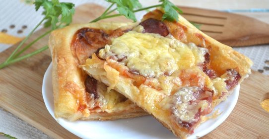 Пицца на слоеном тесте в духовке