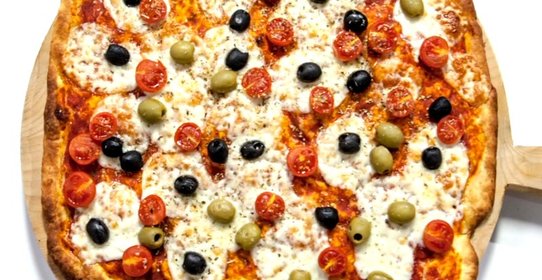 Пицца с оливками и помидорами