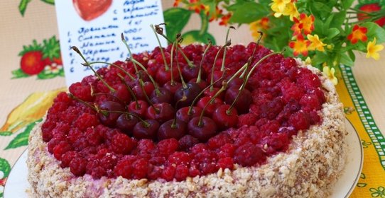 Пряничный торт с малиной и черешней