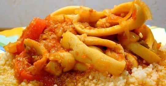 Кальмары, тушеные с перцем и кунжутом