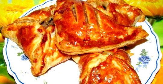 Пирожки из слоеного теста с фаршем