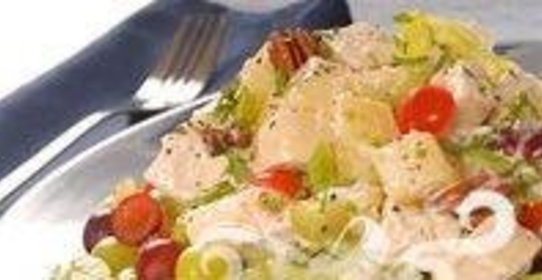 Куриный салат с виноградом, орехами и каперсами