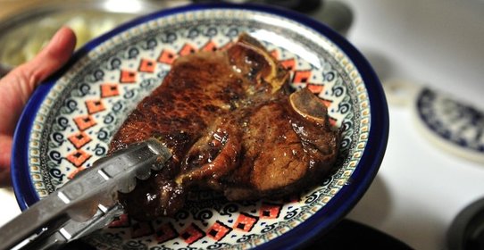 Стейк на кости на сковороде