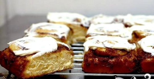 Булочки с корицей и сливочной глазурью
