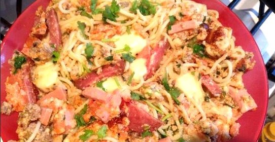 Макароны с колбасой и яйцом