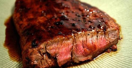 Говяжий стейк в маринаде из горчицы и коричневого сахара