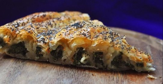 Спиральный пирог с сыром и шпинатом