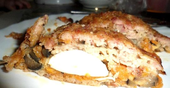 Мясной рулет с начинкой