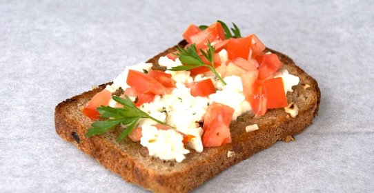 Брускетта с черным хлебом и песто