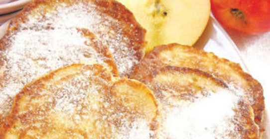 Яблочные оладьи с миндалем, корицей и медом