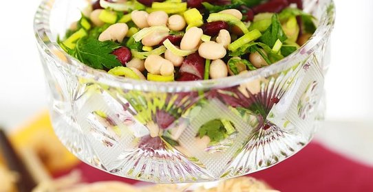 Салат с разноцветной фасолью и зеленью