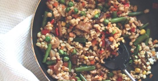 Перловка с лесными грибами и овощами