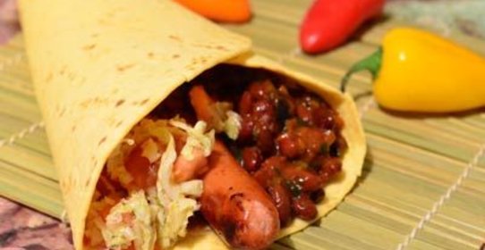 Тортилья с красной фасолью и салатом