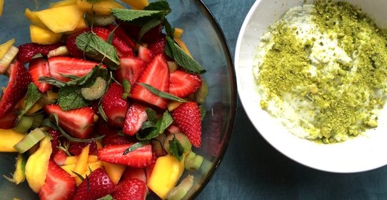 Салат из ревеня с манго, тархуновым соусом из маскарпоне