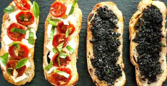Брускетта с вялеными томатами и оливковым тапенадом