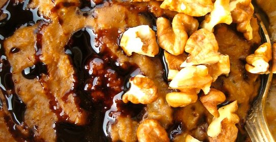 Овсяная каша с патокой, имбирем и грецким орехом