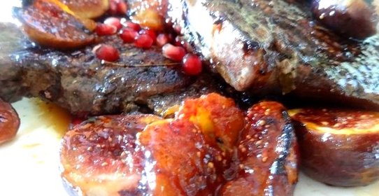 Свиные стейки гриль под винным маринадом с инжирным соусом