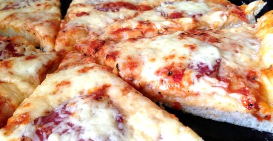 Воздушная пицца с салями и двумя видами сыра