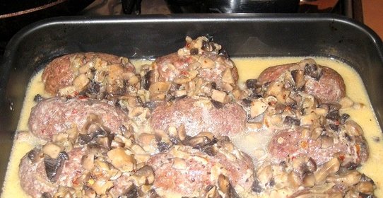 Биточки с подливкой