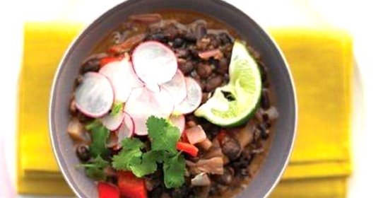 Жаркое из риса и черной фасоли