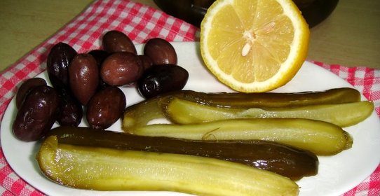 Маринованные огурцы с укропом