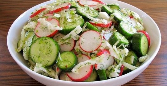 Салат с редисом и огурцом