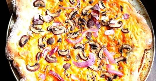 Пицца с луком и сыром