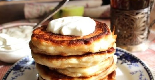 Пышные творожные оладьи на кефире с яблоками и ванилью