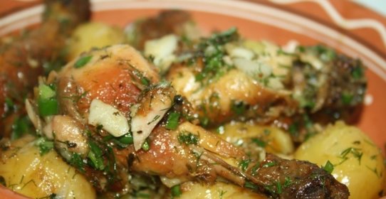 Молодой картофель с куриными ножками, запеченные в мультиварке