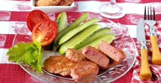 Розовые котлеты со курицей и свёклой