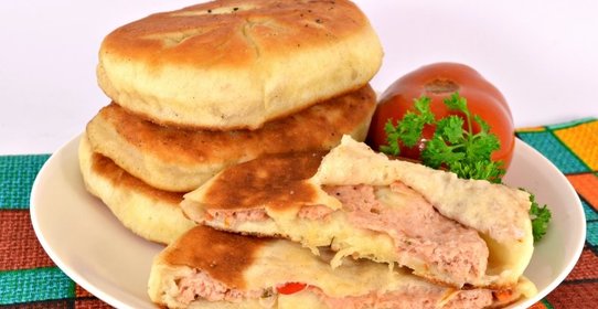 Дрожжевые лепешки с мясом на сковороде