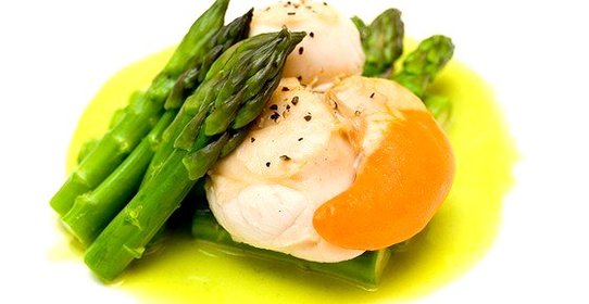 Салат из морских гребешков и спаржи