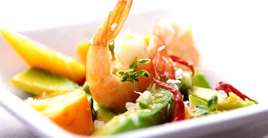 Салат свежий с креветками и авокадо