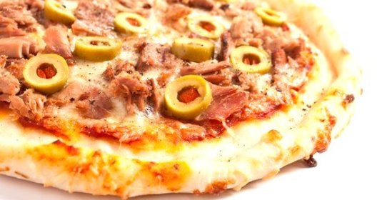 Пицца с тунцом и маслинами