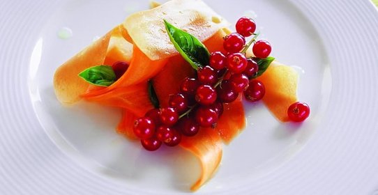 Салат из моркови, смородины и мяты