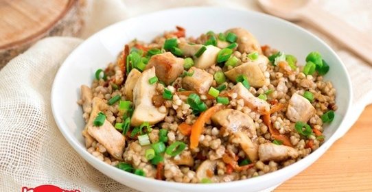 Зеленая гречка со свининой и грибами