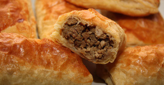 Слоеные пирожки с мясом