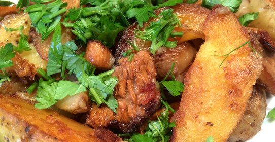 Жареный картофель с лисичками