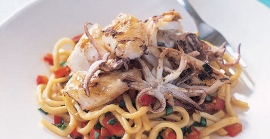 Кальмары с имбирем и острой лапшой