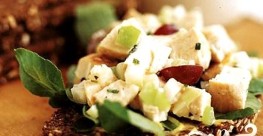 Салат из курицы, яблока и винограда