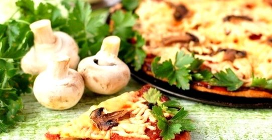 Пицца с шампиньонами и салями на тыквенном тесте