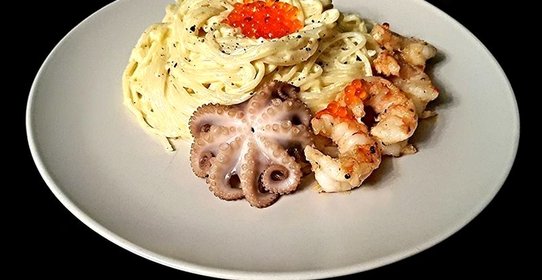 Спагетти в сливочном соусе с морскими гадами