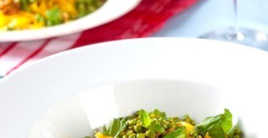 Феттучини с крабом, зеленым луком, горошком и чили