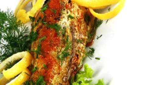 Тунец с мятой, чесноком, томатами и белым вином