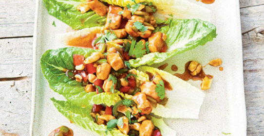Курица с кешью в листьях салата
