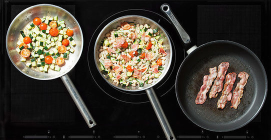 Теплый салат из лимской фасоли с овощами и беконом