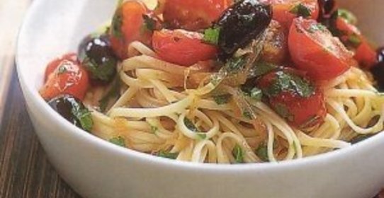 Лингвини с помидорами и оливками