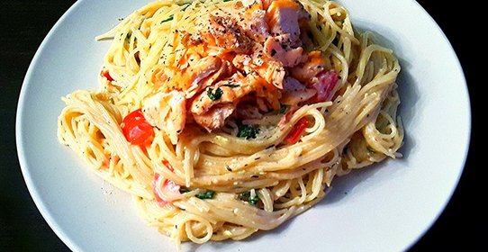 Спагетти в сливочном соусе с семгой и рукколой
