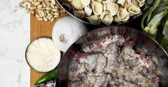 Изысканные ореккьете с фрикадельками, листовой капустой и кедровыми орешками