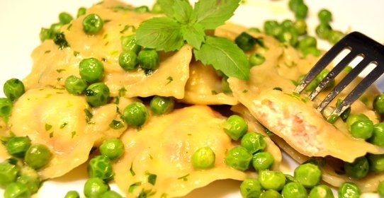 Равиоли с малосольным лососем и творожным сыром